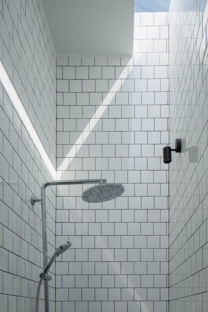 ห้องน้ำมีช่องแสงสกายไลท์