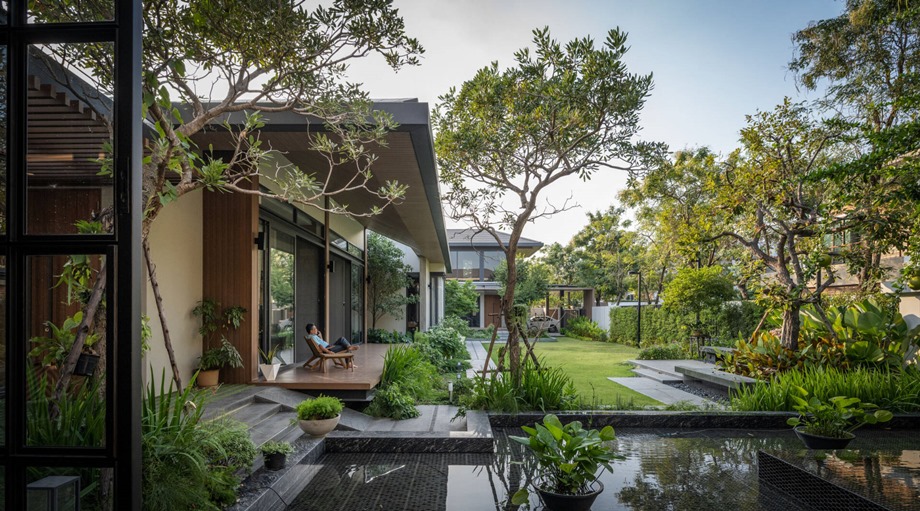 บ้านทรอปิคอลมีสระน้ำและสวน