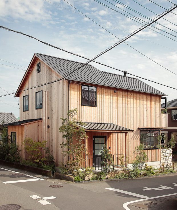 บ้านไม้สองชั้นร่วมสมัยในญี่ปุ่น