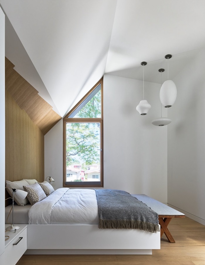 ห้องนอนสีขาวฝ้าเพดานจั่วสูง