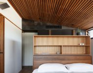 ห้องนอนกรุเพดานระแนงไม้