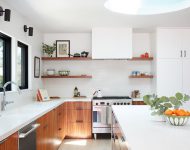 ห้องครัวโทนสีขาวตกแต่งไม้