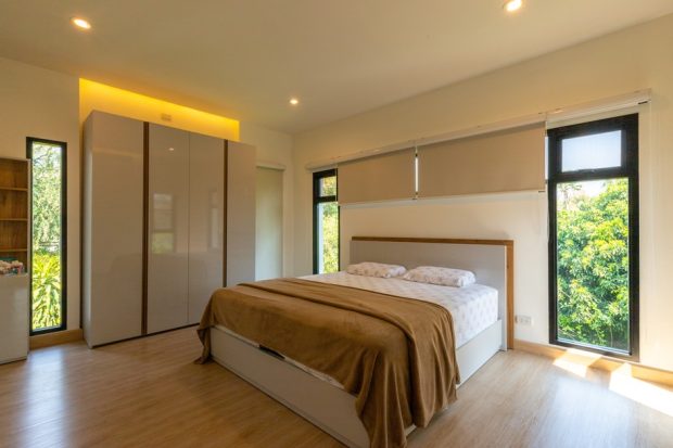 ห้องนอนมีหน้าต่างแนวตั้งเปิดรับแสงชมวิว