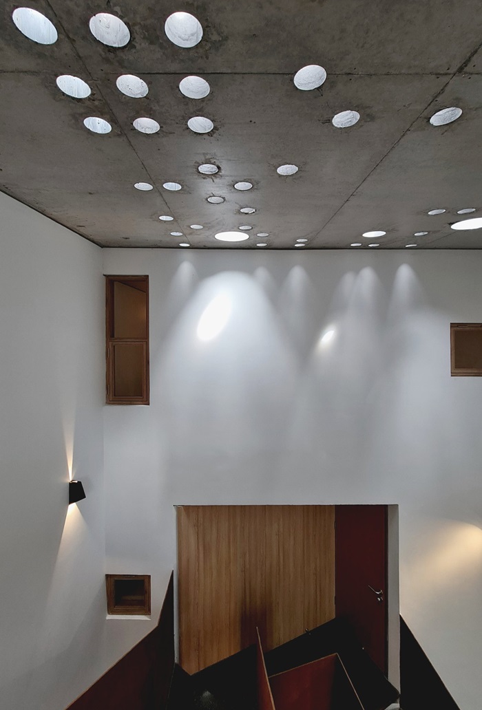 เพดานคอนกรีตมีช่องแสงสกายไลท์