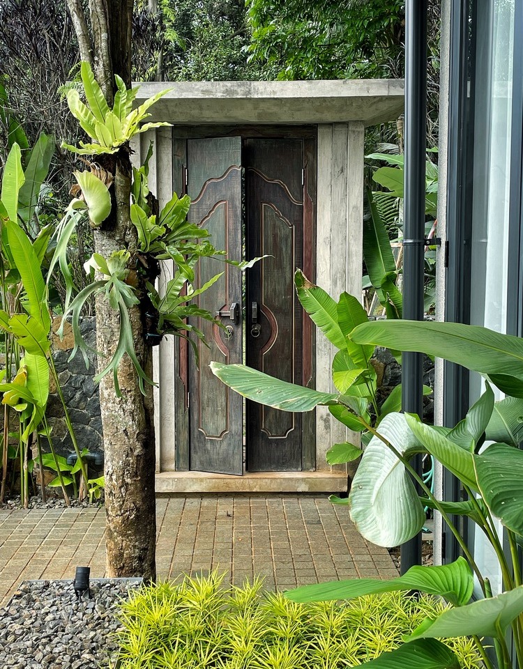 ประตูทางเข้าคอนกรีตและไม้