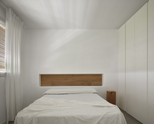 ห้องนอนโมเดิร์นมินิมอลสีขาวตกแต่งไม้