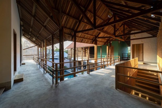 ระเบียงรอบบ้านบนชั้นสอง
