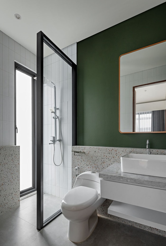ห้องน้ำตกแต่งหินขัดและสีเขียว