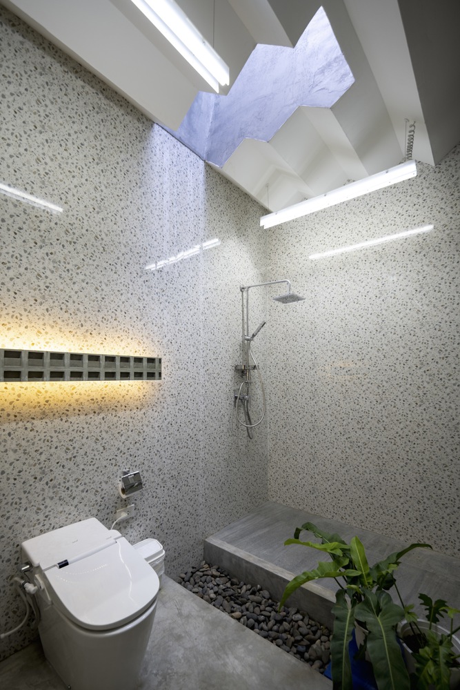 หลังคาห้องน้ำพับเป็นลอนมี skylight