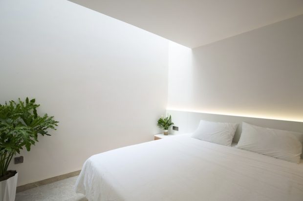 ห้องนอนสีขาวตกแต่งไฟซ่อนมีช่องแสง skylight