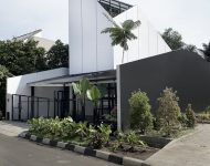 บ้านโมเดิร์นสีขาวดำหลังคาทรงปล่อง