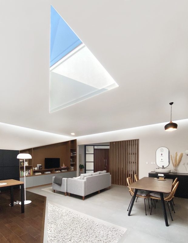 พื้นที่ living มี skylight รูปสามเหลี่ยม