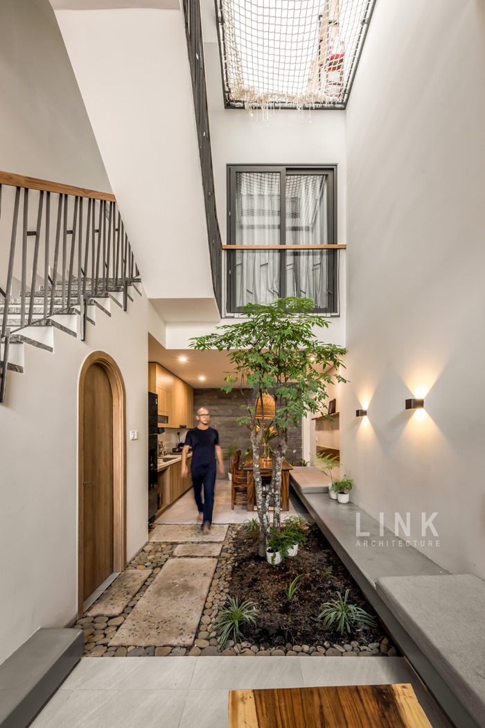 คอร์ทในบ้านและม้านั่งคอนกรีต