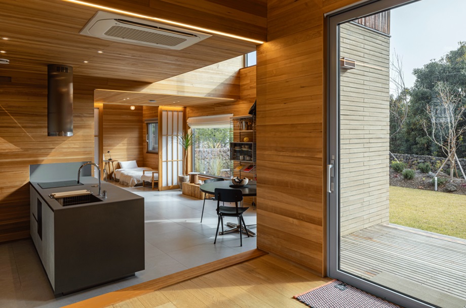 บ้าน open plan ผนังกระจกขนาดใหญ่