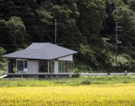 บ้านหลังคาอสมมาตรวัสดุยางมะตอย