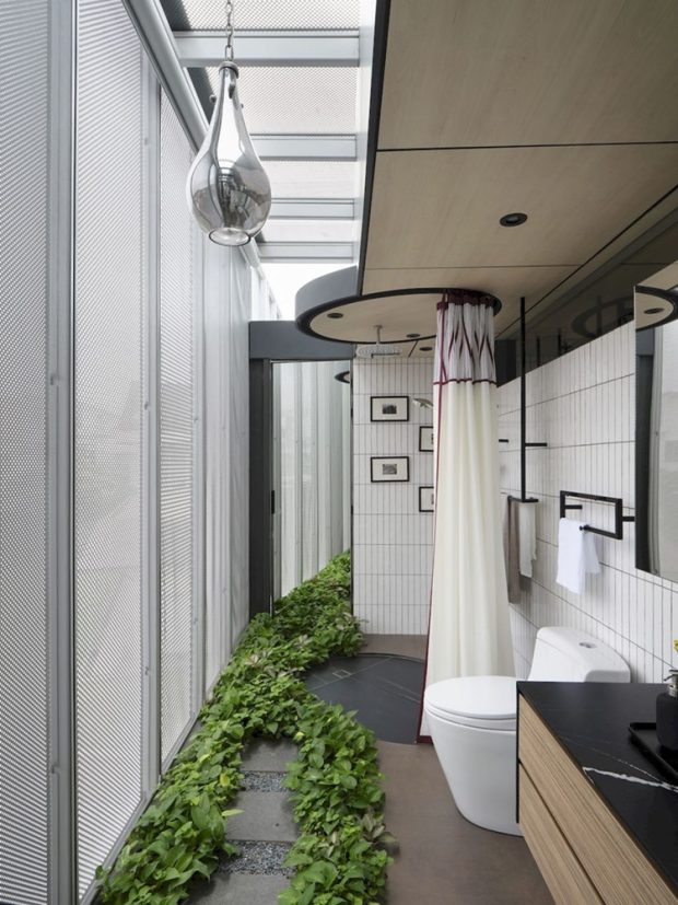 ห้องน้ำมีสวนและ skylight ให้บรรยากาศ outdoor