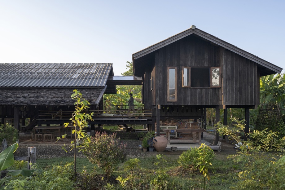 บ้านสองเรือนมีว่างเชื่อมตรงกลาง