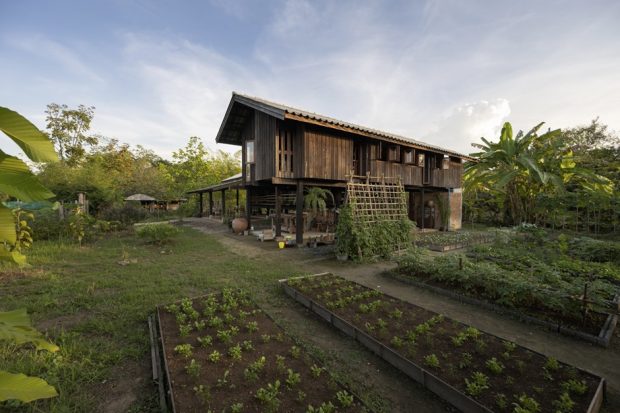 บ้านไม้มีใต้ถุนสไตล์ล้านนาประยุกต์