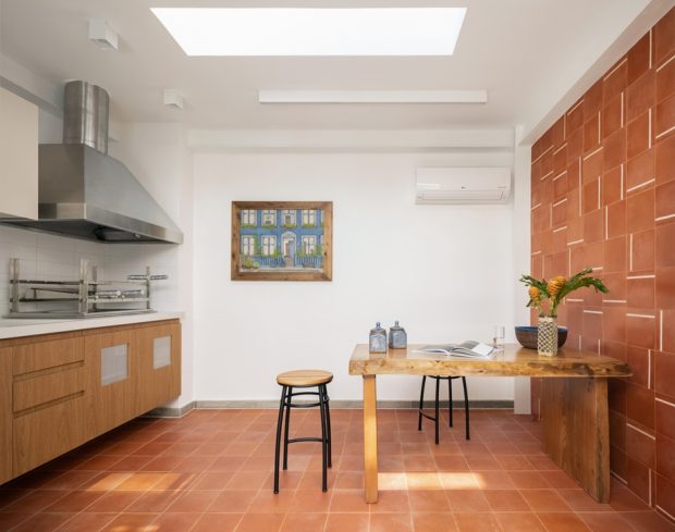 ครัวและโต๊ะทานข้าวมี skylight 