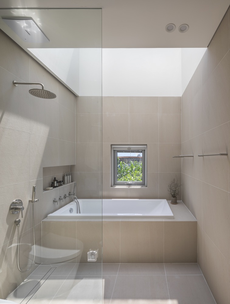 ห้องอาบน้ำมี skylight