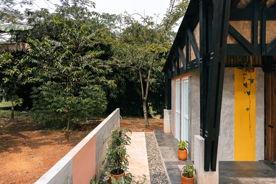 จัดสวนเล็ก ๆ ตรงทางเดินข้างบ้าน
