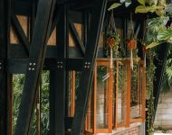 บ้านโครงสร้างไม้เผาไฟและอิฐก่อเปลือย