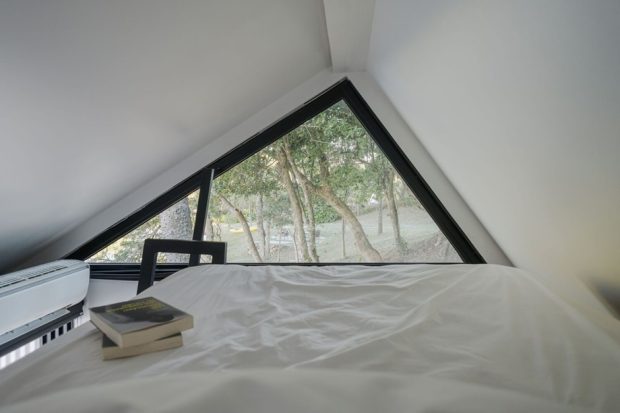 ห้องนอนบนชั้นลอยหน้าต่างทรงสามเหลี่ยม