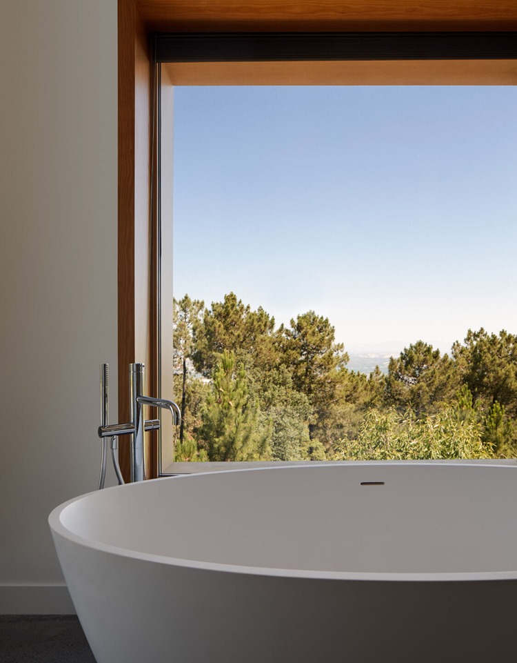 ห้องอาบน้ำหน้าต่างใหญ่มองเห็นวิวธรรมชาติ