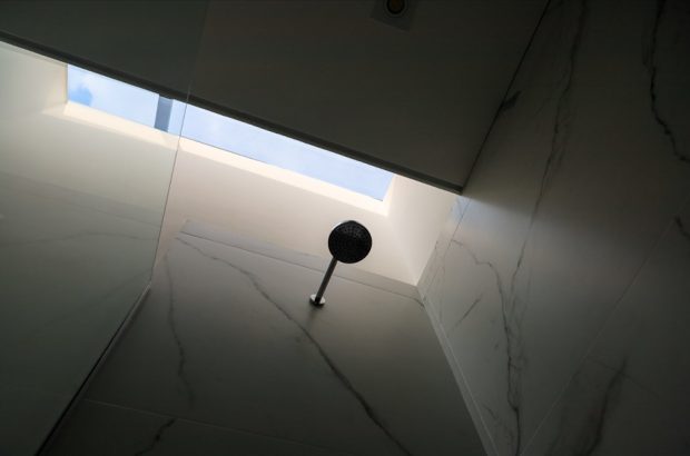 ห้องน้ำมี skylight 