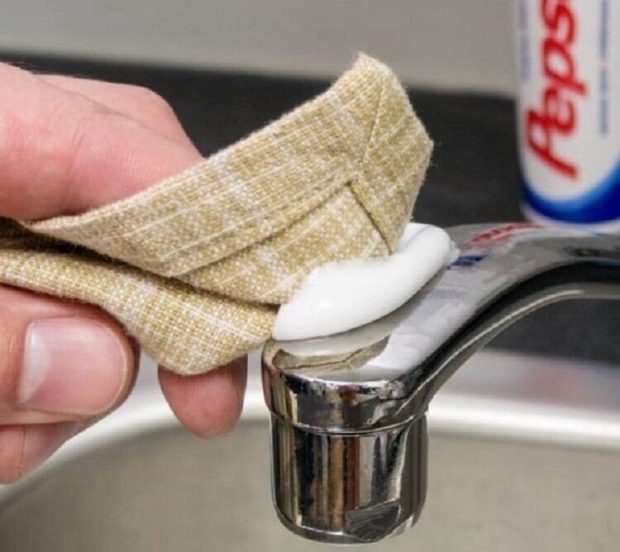 ทำความสะอาดก๊อกน้ำด้วยยาสีฟัน