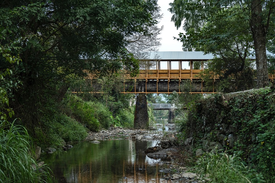 สะพานไม้มีหลังคาคลุมทางเดินน้ำ