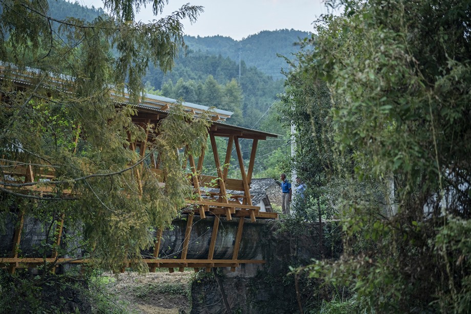 สะพานไม้มีหลังคาคลุม