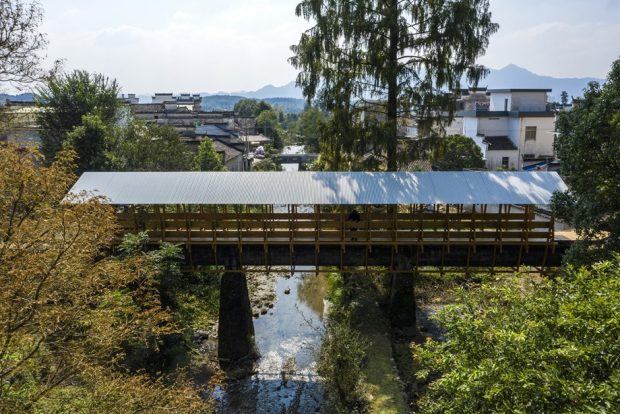 สะพานไม้มีหลังคาคลุม