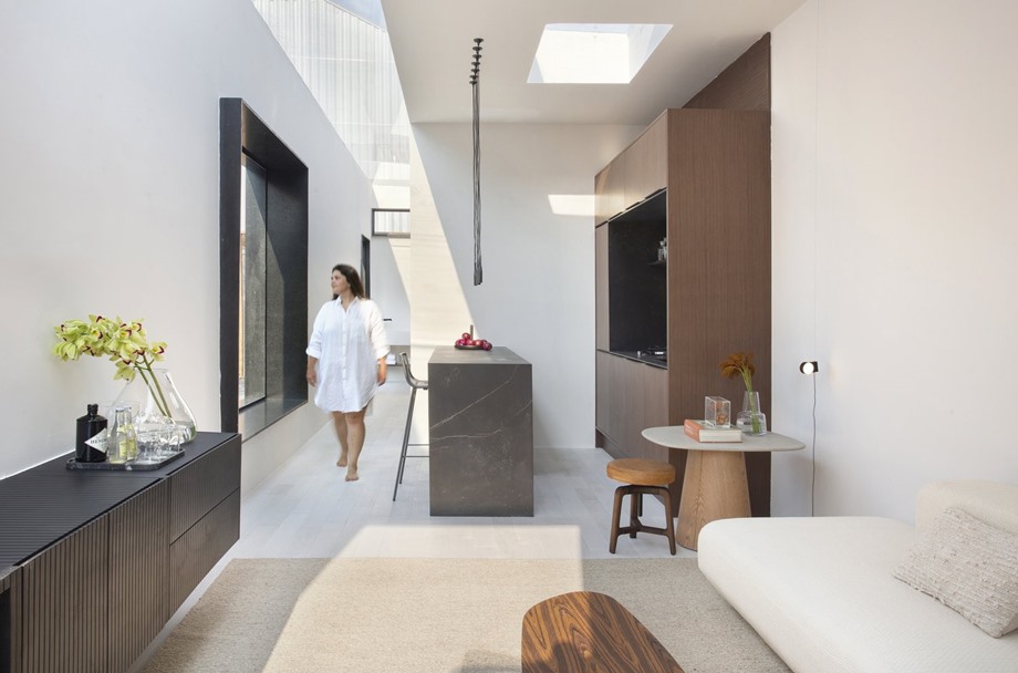 บ้านสไตล์มินิมอลสว่างด้วย skylight