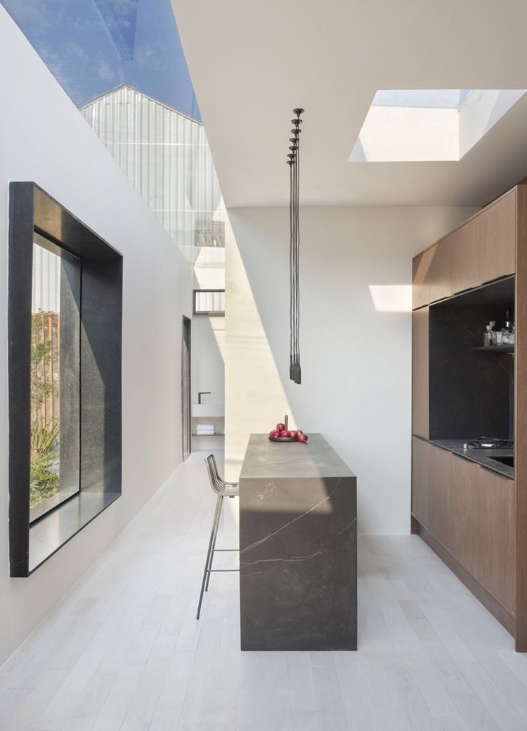ครัวสไตล์โมเดิร์นมินิมอลสว่างด้วย skylight