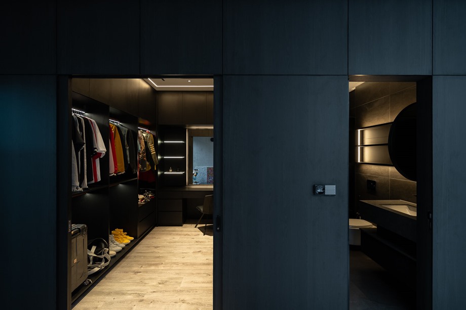 ห้องแต่งตัว walk-in closet สีดำ