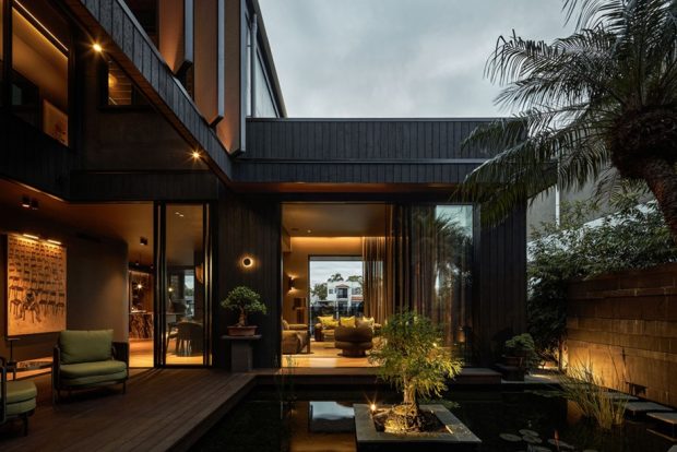 บ้านผนังโปร่งเบาเปิดออกรับลมและวิวสวน
