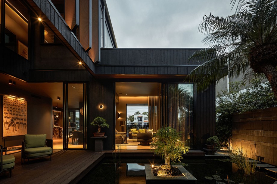 บ้านผนังโปร่งเบาเปิดออกรับลมและวิวสวน