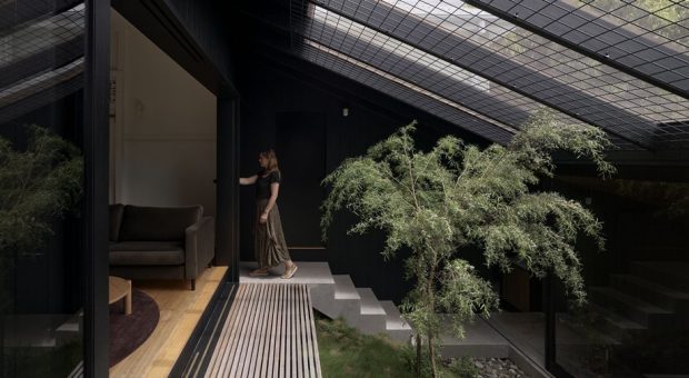 หลังคาเฉียงสูงมี skylight และบันไดปูนเปลือย