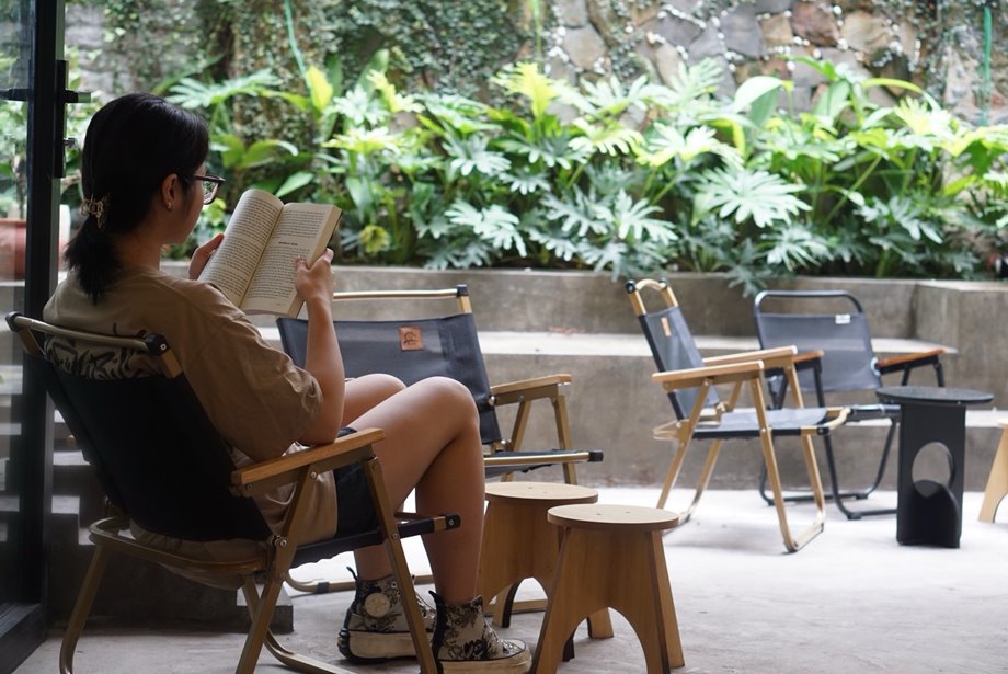 มุมนั่งอ่านหนังสือในสวนกลางแจ้ง