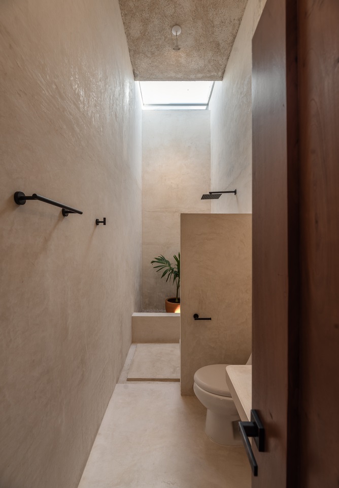 ห้องน้ำสีเอิร์ธโทนเรียบๆ มี skylight