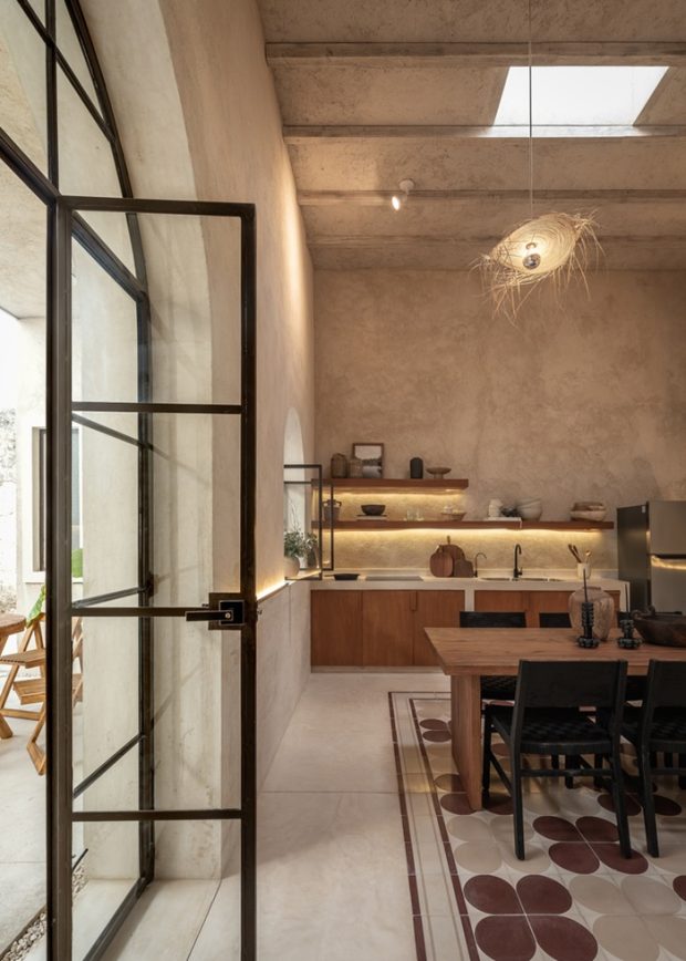 ครัว modern Rustic มีสกายไลท์และไฟซ่อน