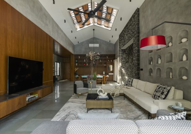 บ้านหลังคาจั่วผนังปูนเปลือยมี skylight