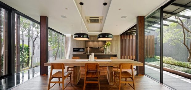 บ้านผนังกระจกสองข้างมองเห็นสวน