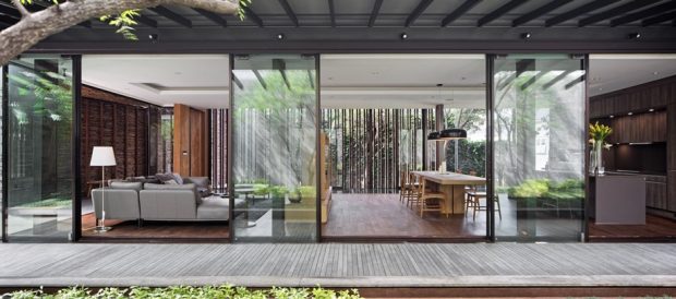 บ้านผนังกระจกสองข้างมองเห็นสวน