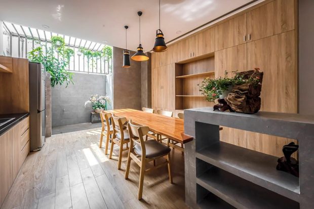 สวนหลังบ้านช่วยให้ห้องครัวสว่างและสดชื่น