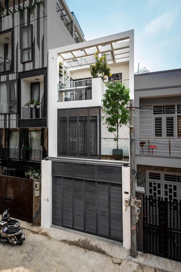 บ้านหน้าแคบลึกที่โปร่งและสว่าง