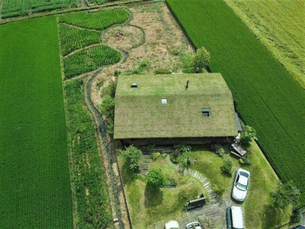 บ้าน Green Roof กลมกลืนกับภูมิทัศน์