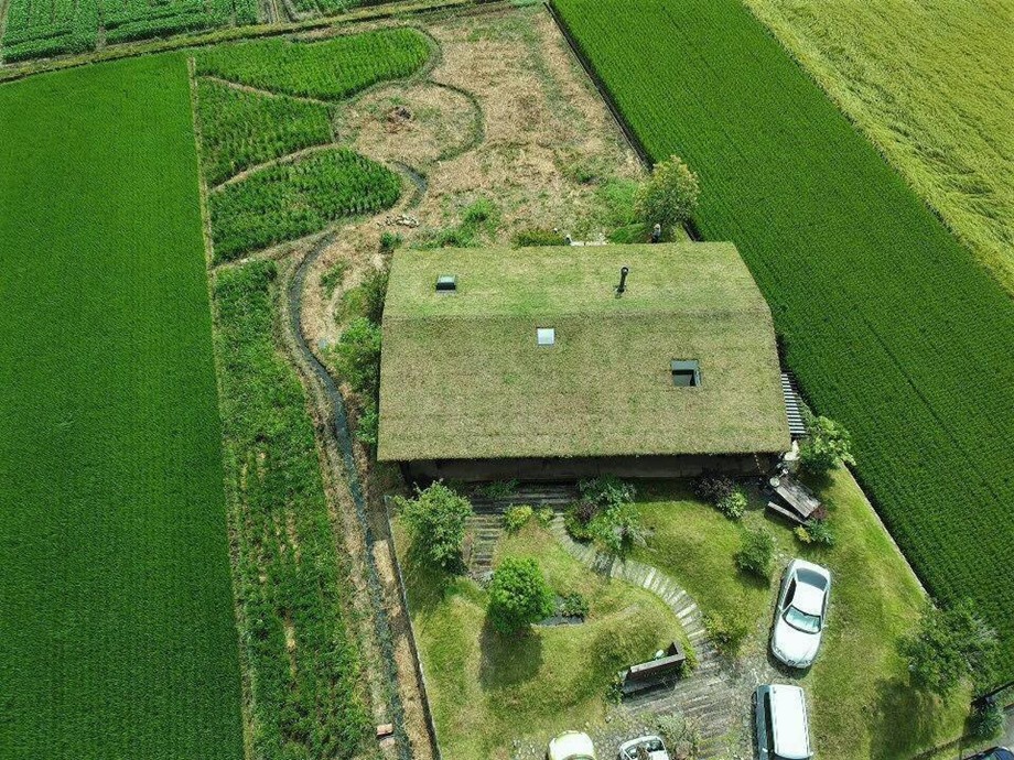 บ้าน Green Roof กลมกลืนกับภูมิทัศน์