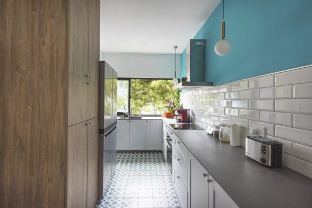 ห้องครัวตกแต่ง subway tiles และสีฟ้าเทอร์ควอยซ์